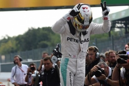 Hamilton evenaart Fangio en Senna met vijfde pole op Monza