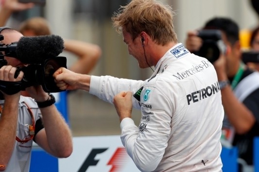 Rosberg blaast titelstrijd nieuw leven in met zege in Monza