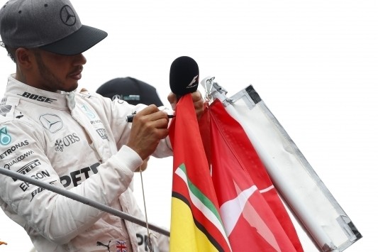 Hamilton tast in het duister over slechte start