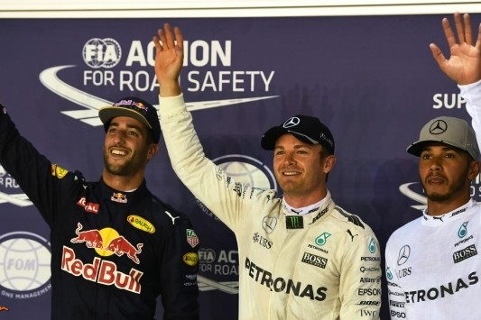 Rosberg raast naar pole in Singapore, Verstappen vierde