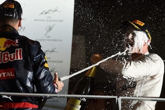Rosberg slaat belangrijke slag, magere race Verstappen