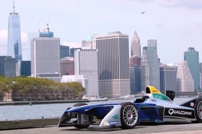 Formule E racet in New York door Brooklyn Cruise Terminal