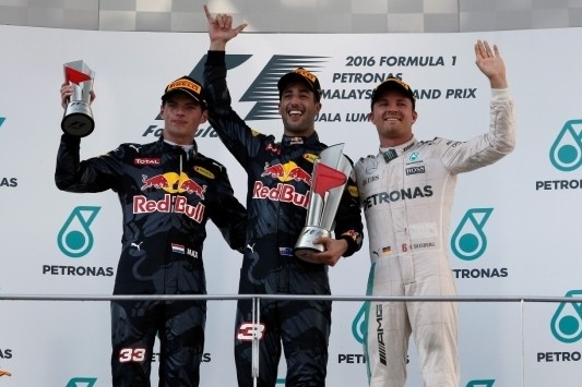 Dubbelzege Red Bull na pech Hamilton, Ricciardo wint