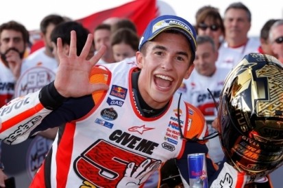 Marquez wereldkampioen na valpartijen Rossi en Lorenzo
