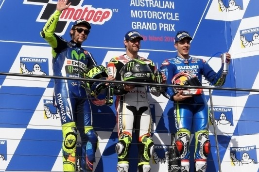 Crutchlow boekt tweede seizoenszege na valpartij Marquez