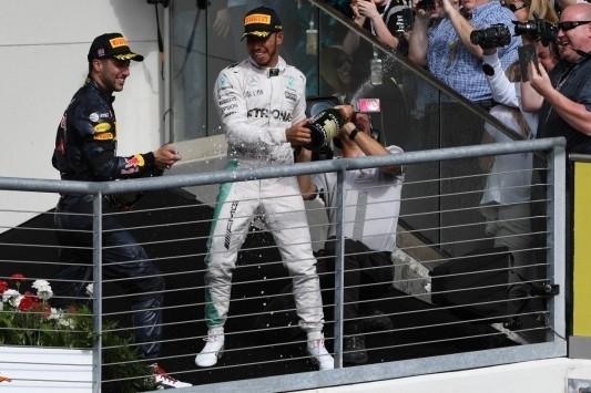Hamilton bereikt als derde mijlpaal van vijftig GP-zeges