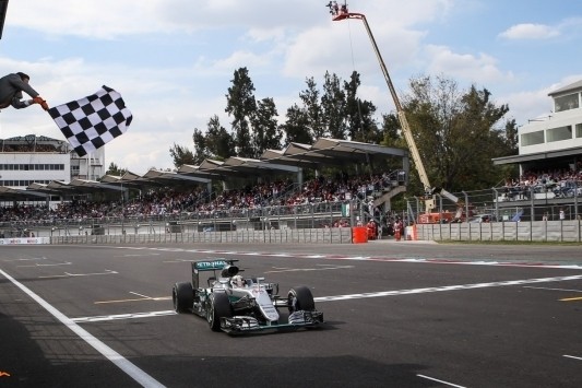Zege Hamilton, podiumplaats Verstappen afgepakt
