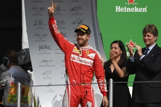 Ook Vettel krijgt tijdstraf en verliest derde plaats