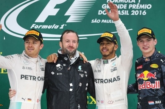 Hamilton en Verstappen schitteren in Braziliaanse regen