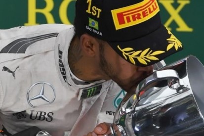 Hamilton houdt titelkansen in leven: "Ik jaag en jaag"