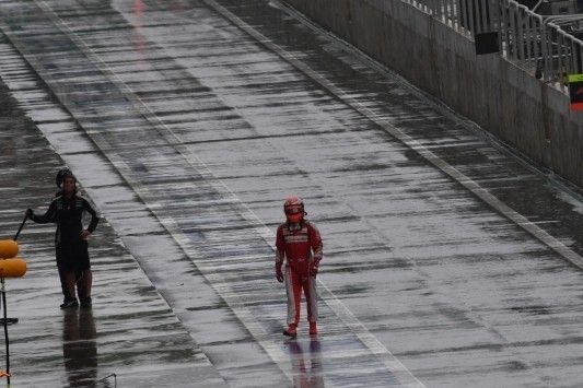 Raikkonen uit kritiek op regenbanden na crash op rechte stuk