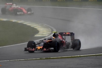 Regendans brengt Sainz P6 op listig Interlagos