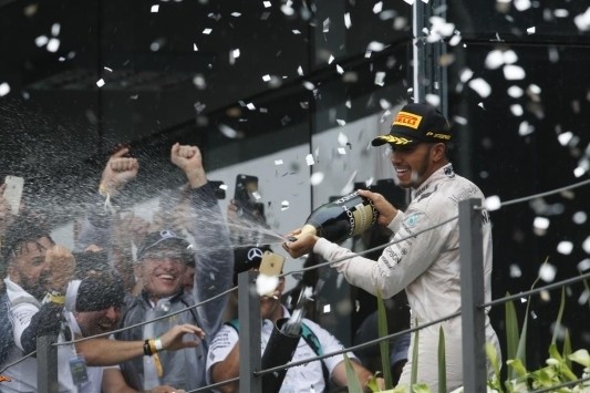 Hamilton wint op 24ste locatie: "Eindelijk, na zoveel jaar"