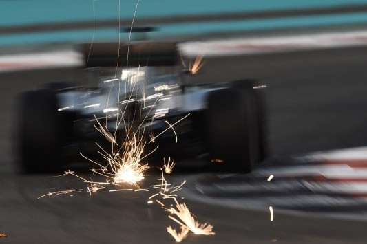 Hamilton verovert pole, Rosberg volgt in kielzog