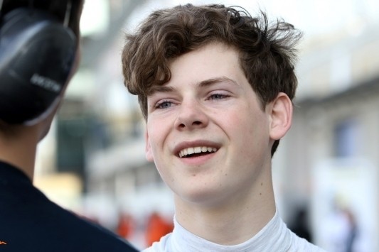 Zoon Newey kampioen in India, Schumacher junior derde