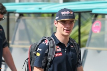 Verstappen presenteert nieuw helmdesign voor 2017