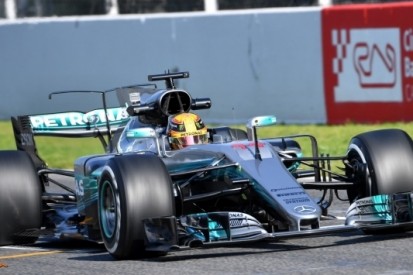 Lachende gezichten bij Mercedes na eerste testdag