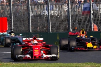 Horner lacht: "Vettel is Max een biertje verschuldigd"