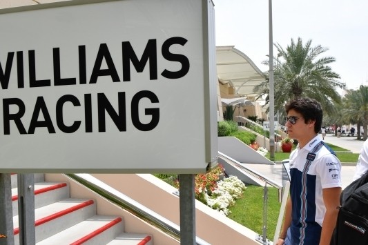 Williams zet Paffett (36) in tijdens tests in Bahrein