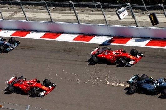 Bottas klopt Ferrari's en boekt eerste zege uit carrière