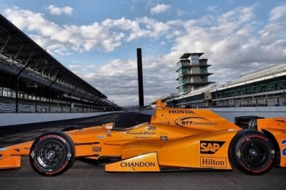 Alonso met oranje 'retrolook' naar Indianapolis