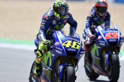 Rossi en Viñales tasten in het duister na offday
