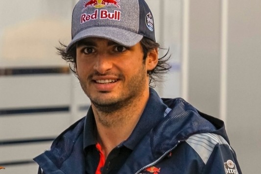 Sainz verguld met grote 'eigen' tribune in Barcelona