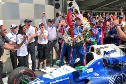 Sato vliegt naar Indy 500-zege, Alonso smaakmaker