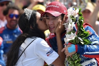 Sato strijkt tweeënhalf miljoen op, Alonso scoort drie ton