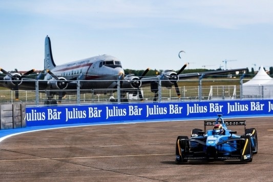 Buemi profiteert van straf Rosenqvist, pakt zesde zege