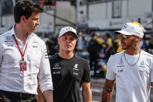 Mercedes houdt Bottas voorlopig in de wachtkamer