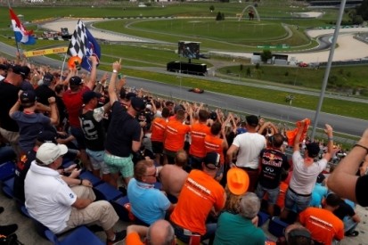 Verstappen geniet van oranjegekte op 'eigen' tribune