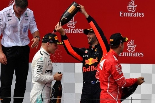 Ricciardo weer naar podium: "Close, maar fair met Lewis"