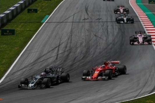 Grosjean jubelt na zesde plaats, Magnussen baalt