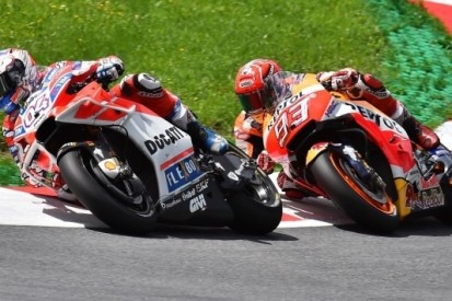 Geslepen Dovizioso klopt Márquez in allerlaatste bocht