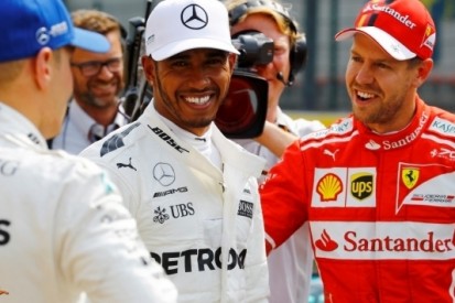 Hamilton 'vereerd' met plek naast Schumacher in recordboeken