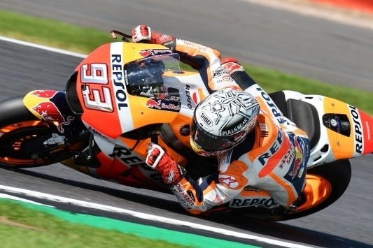 Márquez slecht magische grens op Silverstone en pakt pole