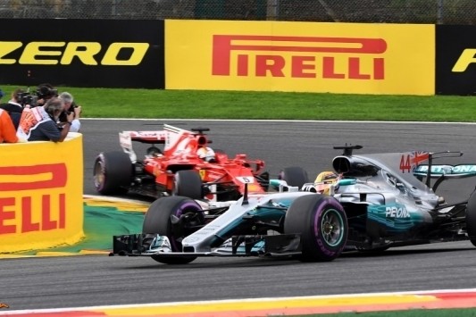 Hamilton verslaat Vettel op Spa, Verstappen valt weer uit