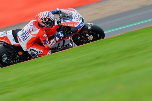 Dovizioso wint op Silverstone en leidt WK na uitval Márquez