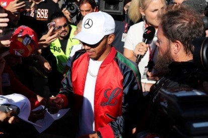 Hamilton met 'gepaste zorgvuldigheid' naar Singapore