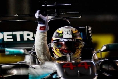 Profiterende Hamilton slaat belangrijke slag in Singapore
