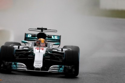 Hamilton bovenaan in gekortwiekte tweede oefensessie