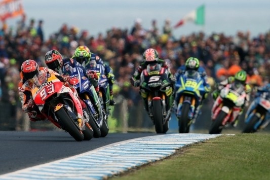 Márquez wint thriller op Phillip Island, Dovizioso slechts P13