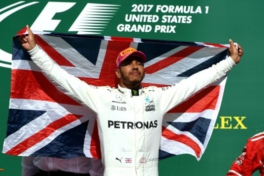 Hamilton wint, Verstappen verliest podiumplek na straf