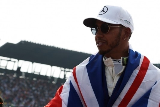 Emotionele Hamilton draagt titel op 'aan familie en God'