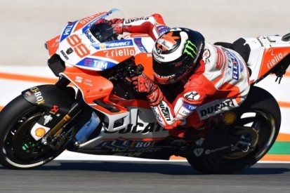 Lorenzo topt tweede training, Márquez crasht in slotfase