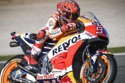 Márquez crasht, maar pakt wel pole in jacht op wereldtitel