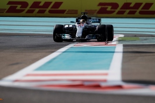 Hamilton deelt de lakens uit in tweede training