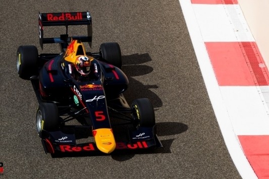 Kari pakt zijn eerste GP3-zege na tumultueuze race