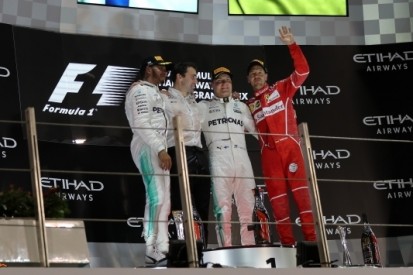 Bottas houdt Hamilton af voor zege in seizoensafsluiter